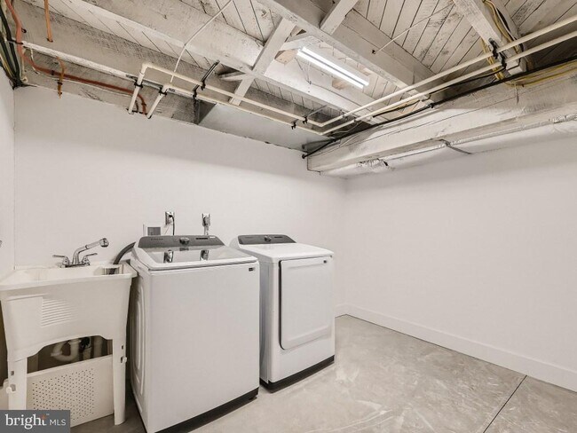 Building Photo - 2100 Rosalie Ave