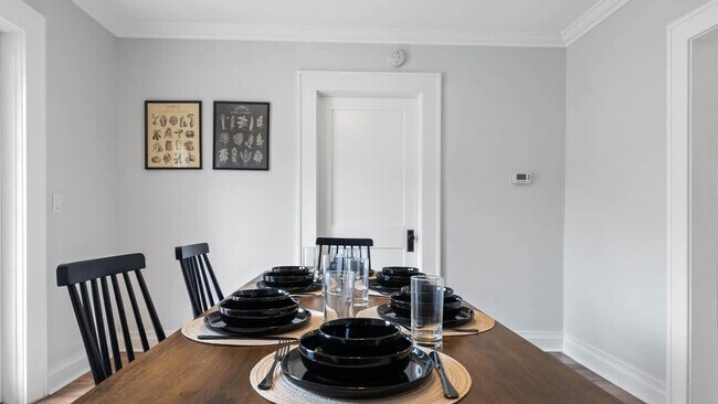 Building Photo - 720 1/2 West Woodlawn Avenue-SI ID1271939P