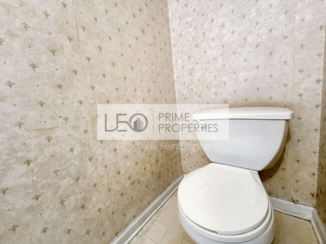 Building Photo - 5916 Dogwood Manor