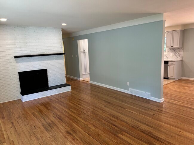 Building Photo - 3754 Hi Villa Dr