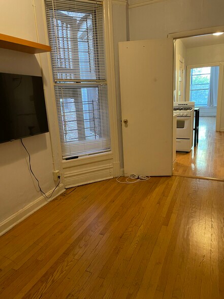 Building Photo - 2057 N Sheffield Ave