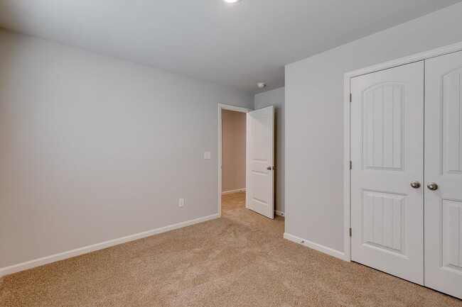 Building Photo - Spacious 5-Bedroom, 3-Bath Home in Prime F...