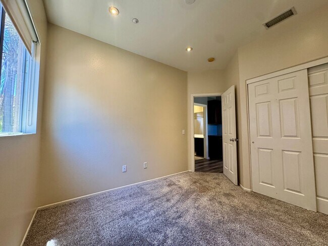 Building Photo - Remodeled 3 bedroom townhome in Simi Valley