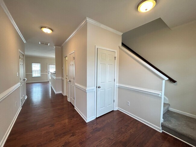 Building Photo - Immaculate beautiful 3-bedroom, 2.5-bath t...