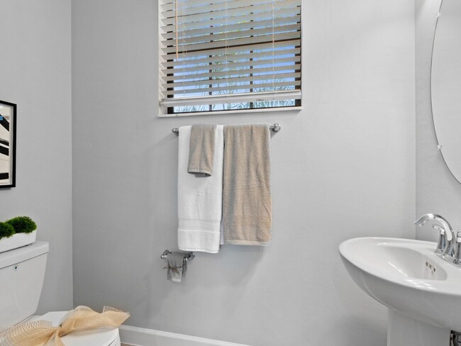 Building Photo - 3 Bedroom - Fully Furnished Townhome in Fo...