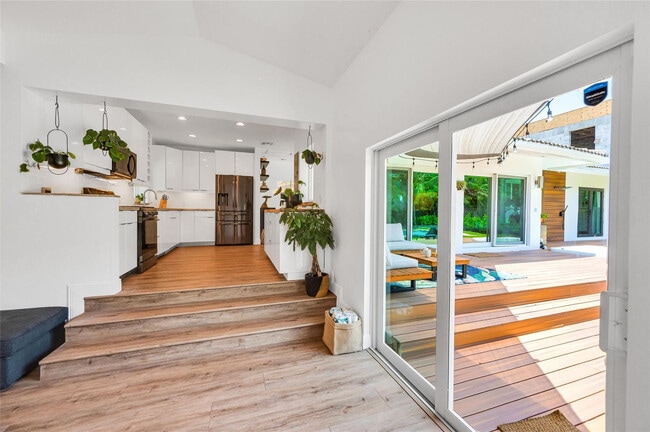 Building Photo - 549 NE 14th Ave