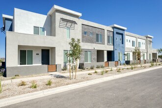 Building Photo - BB Living Val Vista