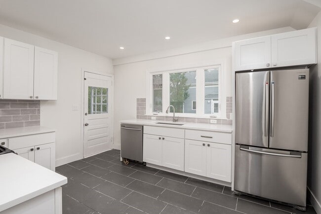 Building Photo - 92 Clinton Pl