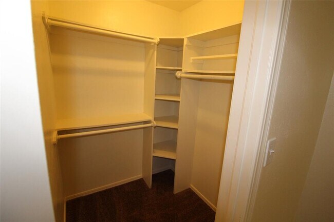 Building Photo - 211 Skylark Ct