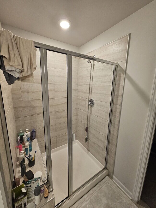 Building Photo - Modern townhome with high-end finishes throughout, minutes to 540 and walkable to great shopping.