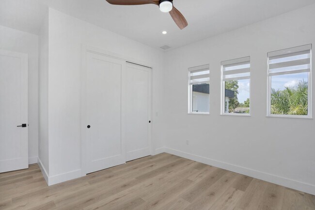 Building Photo - 5/3 Luxury Custom Home plus Boat dock, Pool and Stunning Views!!