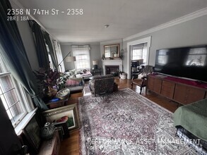 Building Photo - Charming 2BD/1BA Wauwatosa Upper Unit