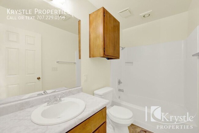 Building Photo - 136 Frisbie St