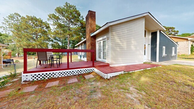 Building Photo - Charming 3 Bedroom Home with Modern Update...