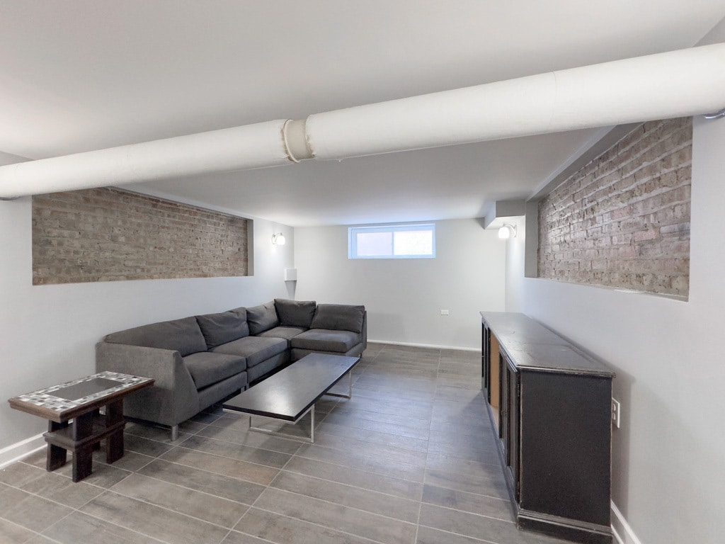 Building Photo - 2310 W Wilson Ave