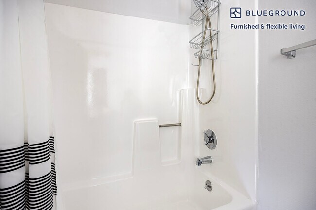 Building Photo - 1443 N Fuller Ave