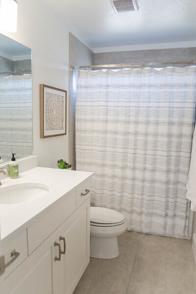 Guest bath - 1092 N Paseos St