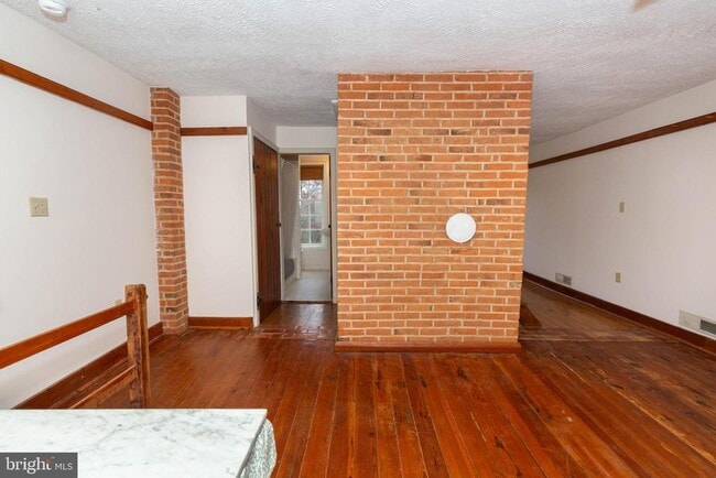 Building Photo - 562 Smithfield Ln