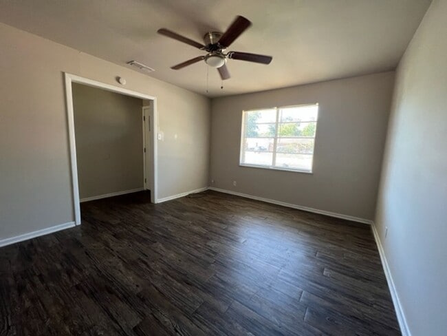 Building Photo - 2333 Marsalis Dr