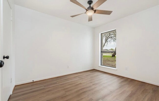 Building Photo - College Station - 3 bedroom - 2 bath house with garage and fenced back yard.