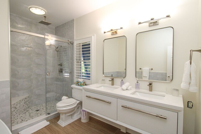 Building Photo - **STUNNING POOL HOME**4BEDS / 4.5BATHS**AQ...