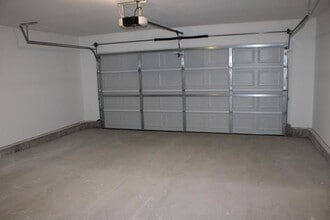 Building Photo - 520 Carriage Ct