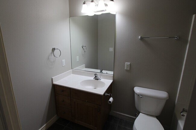 Building Photo - Spacious 3-Bed, 2-Bath Home with Open Floor Plan and Premium Amenities