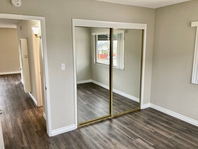 Building Photo - Remodeled 2 Bedroom 1 Bath