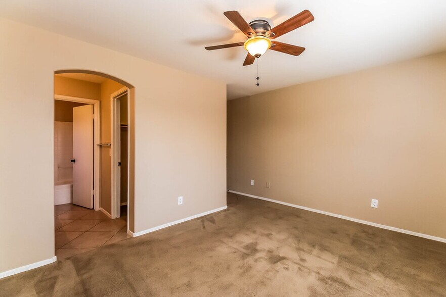 Building Photo - 10653 W Poinsettia Dr