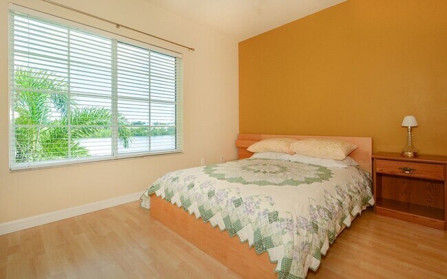 Building Photo - Lakeside Village Townhouse 2 Bedroom  2.5 Bath Available for Short-Term Rental