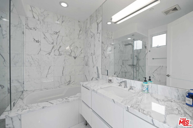 Building Photo - 438 Arnaz Dr