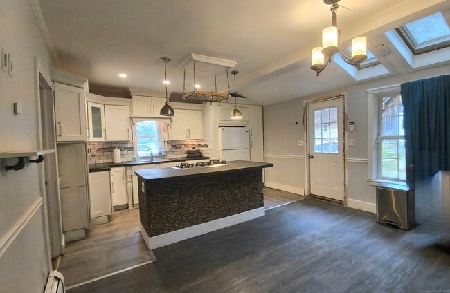 Building Photo - 204 Main St