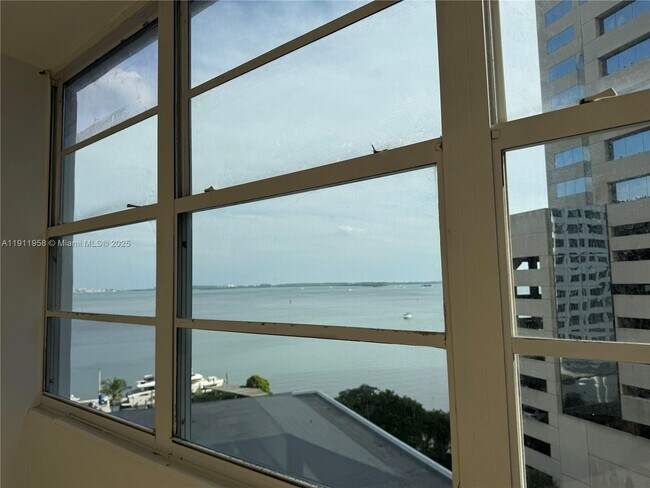 Building Photo - 999 Brickell Bay Dr