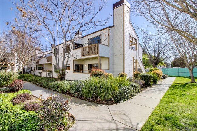 Building Photo - 1398 Meadow Ridge Cir