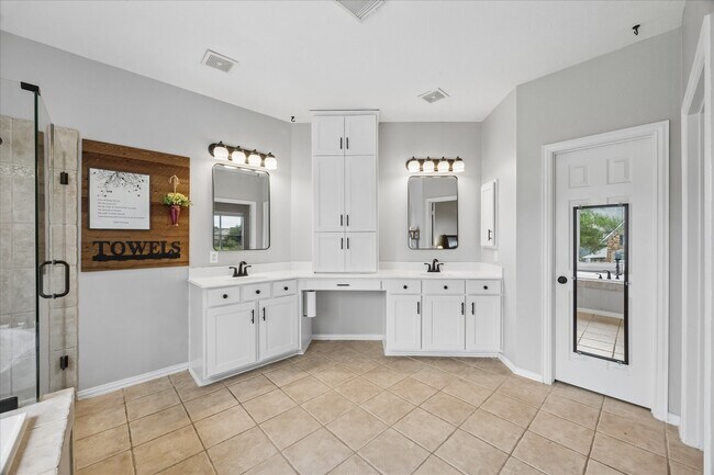 Building Photo - 1125 Shady Knoll Ln