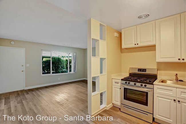 Building Photo - 2320 De La Vina St