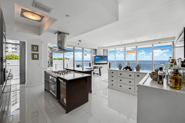 Building Photo - 3737 Collins Ave