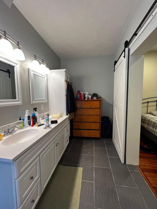 Building Photo - Beautiful, Completely Renovated Condo Qual...