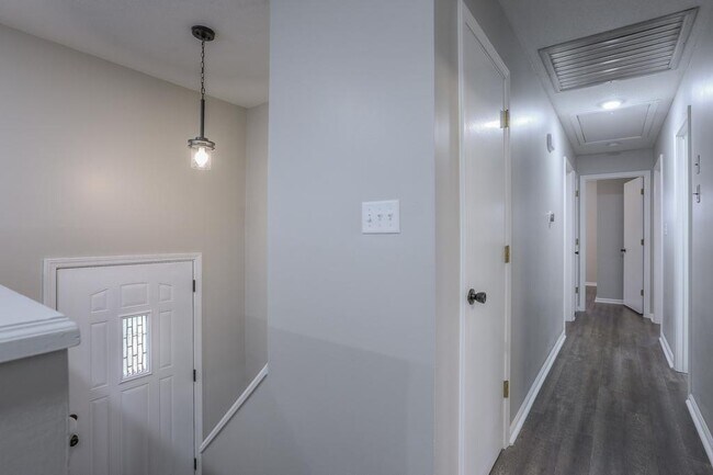 Building Photo - 6725 NW Hilldale Dr