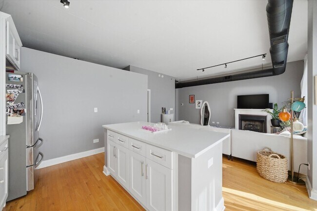 Building Photo - 910 W Madison St