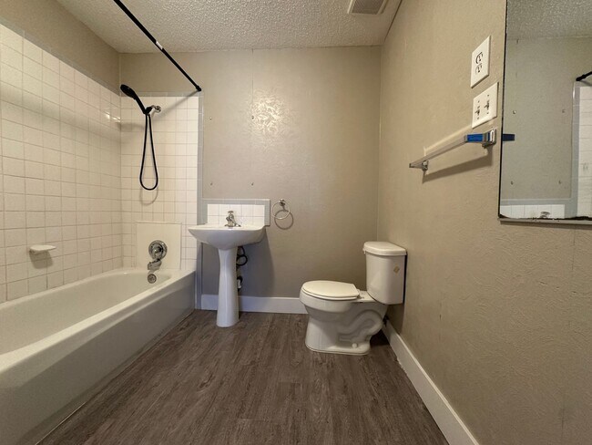 Building Photo - 2 Bedroom Upstairs Condo with Bonus Room Near UNLV!