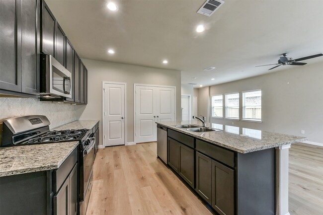 Building Photo - 3842 Sugardale St