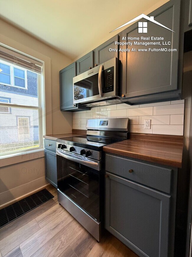 Building Photo - 210 W 6th St