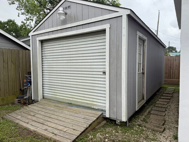 Building Photo - 5015 Charles St