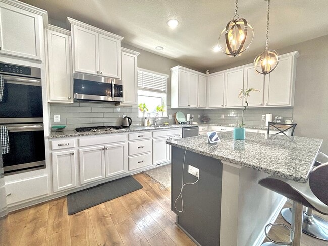 Building Photo - Stunning 5bed/3 1/2 bath Home in Shakopee!