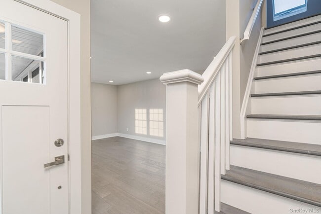 Building Photo - 970 Village Ln