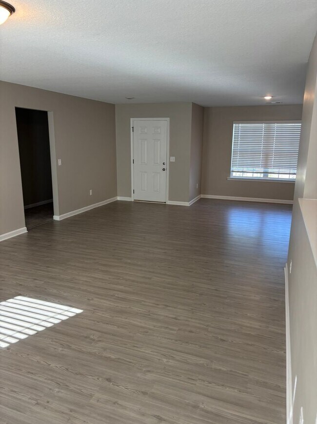 Building Photo - Beautiful home located in a culdesac.