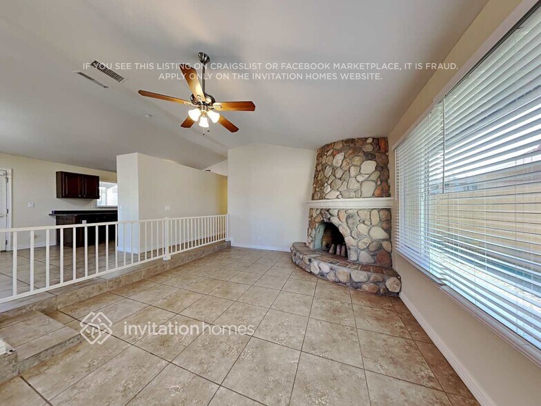 Building Photo - 2315 W Paradise Dr