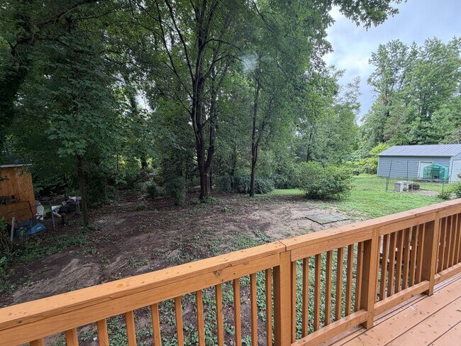 Building Photo - 3bd/2ba House in Jackson Park w/ Large Den, Back Porch, & Fenced Back Yard