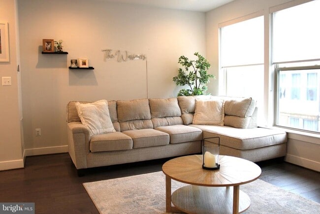 Building Photo - 5040 Oakmoore Dr